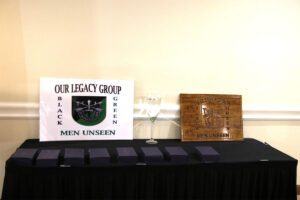 A table with some wooden plaques and a sign